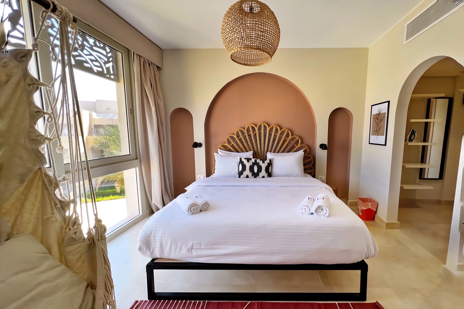 Mangroovy, 2BR Apt, Private Rooftop Jacuzzi, Pool View & Beach Access.