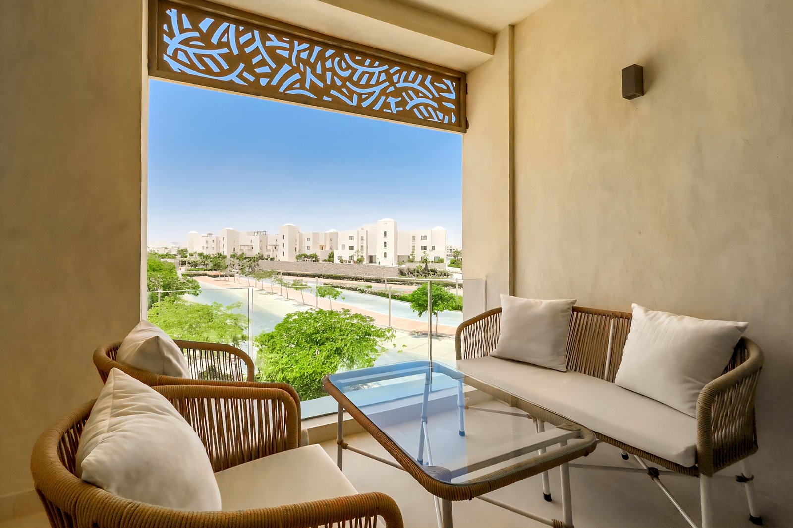 Mangroovy, 1BR Apt, Back View, Private Rooftop with Pool View, Beach Access.