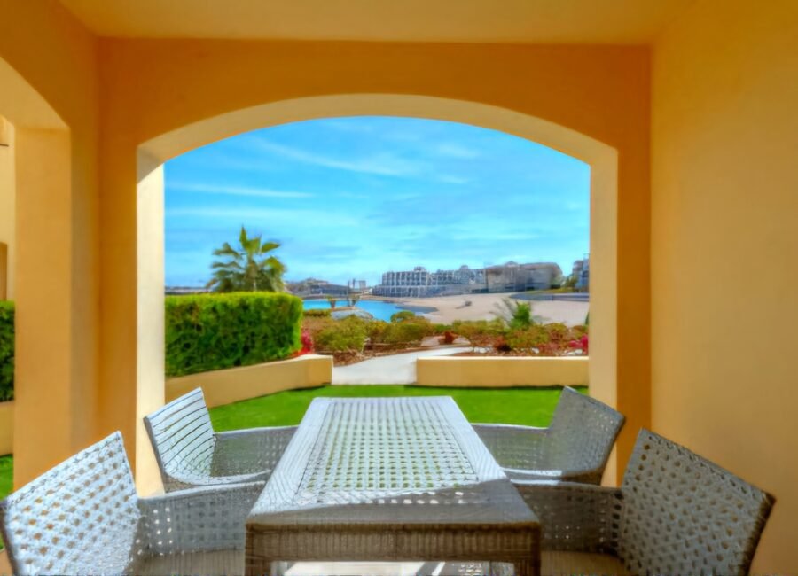 Waterside, 2BR Apt, Lagoon view, Pool access.