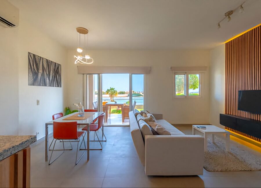 Waterside, 2BR Apt, Private Jacuzzi, Lagoon View, Pool Access.