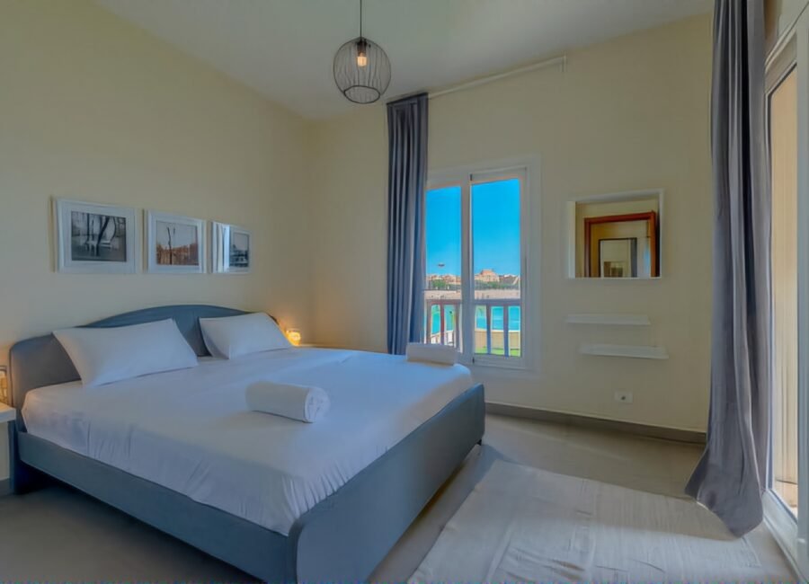 Waterside, 1BR Apt, Lagoon view, Pool access.