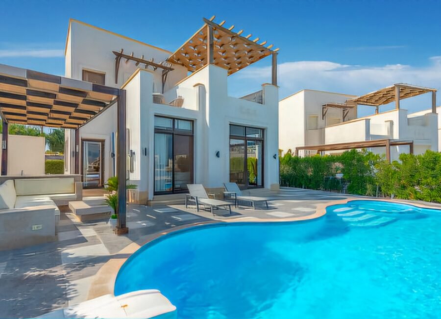 Cyan, 4BR Villa + Nanny, Private Heated Pool, Lagoon View.